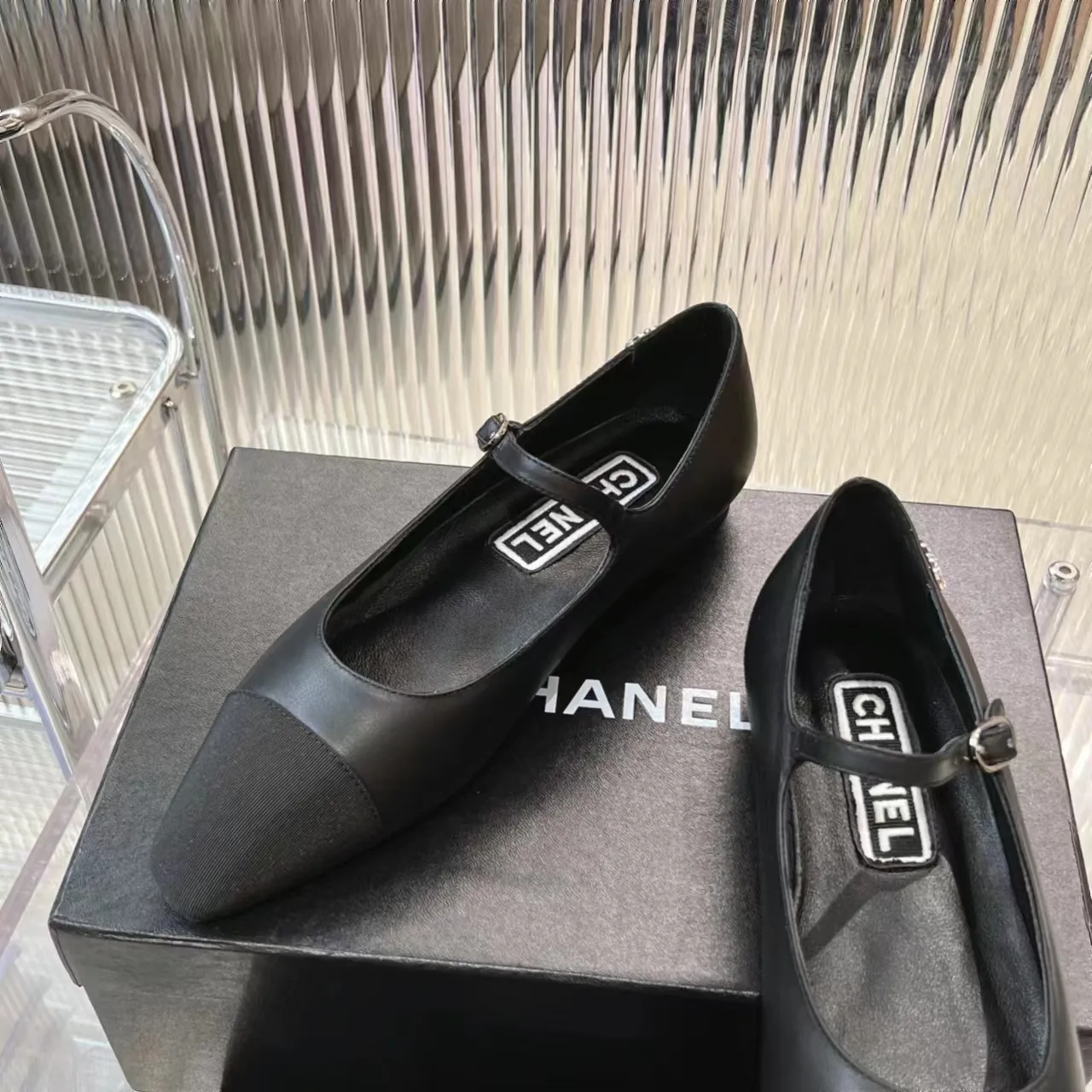 👟👟Ex-factory price 520👟👟 (Top version) CHANEL 24P early spring new trapezoidal toe high-heeled shoes, high version of one-strap, pointed square toe, color-blocked Mary Jane shoes, Xiaoxiang𝐂's two most popular shoes this year are these small silver shoes and big-toe shoes. It is difficult to find these shoes in the counter. It breaks the conventional pointed square toe design and gives people a refreshing feeling. I thought it was good-looking. Only when you put it on your feet will you know how easy it is to wear. It is really special and fashionable. The side rhinestones 𝐋𝐨𝐠𝐨 are very eye-catching. The smooth shoe shape is full of high-end feeling. I can think of countless outfits at the moment. Upper: imported cowhide/metallic film grain leather. Foot pad: sheepskin. Lining: sheepskin. Sole: Italian genuine leather outsole. Heel height: 1cm. Color: white/silver/black/pink. 4 colors size: 35-40 (41 made to order, non-refundable and non-exchangeable)